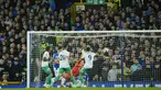 Penyerang Newcastle United, Callum Wilson (tengah) mencetak gol pembuka ke gawang Everton selama pertandingan lanjutan Liga Inggris di stadion Goodison Park di Liverpool, Inggris, Jumat, 28 April 2023. (AP Photo/Jon Super)