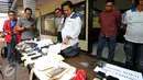 Kepala Sub Direktorat 6 (Curanmor) Ditreskrimum Polda Metro Jaya AKP Siswo Yuwono saat pengungkapan kasus pencurian kendaraan bermotor dengan mengajak kencan pasangan sesama pria, atau kencan gay, di Jakarta, Minggu (28/6). (Liputan6.com/Yoppy Renato)