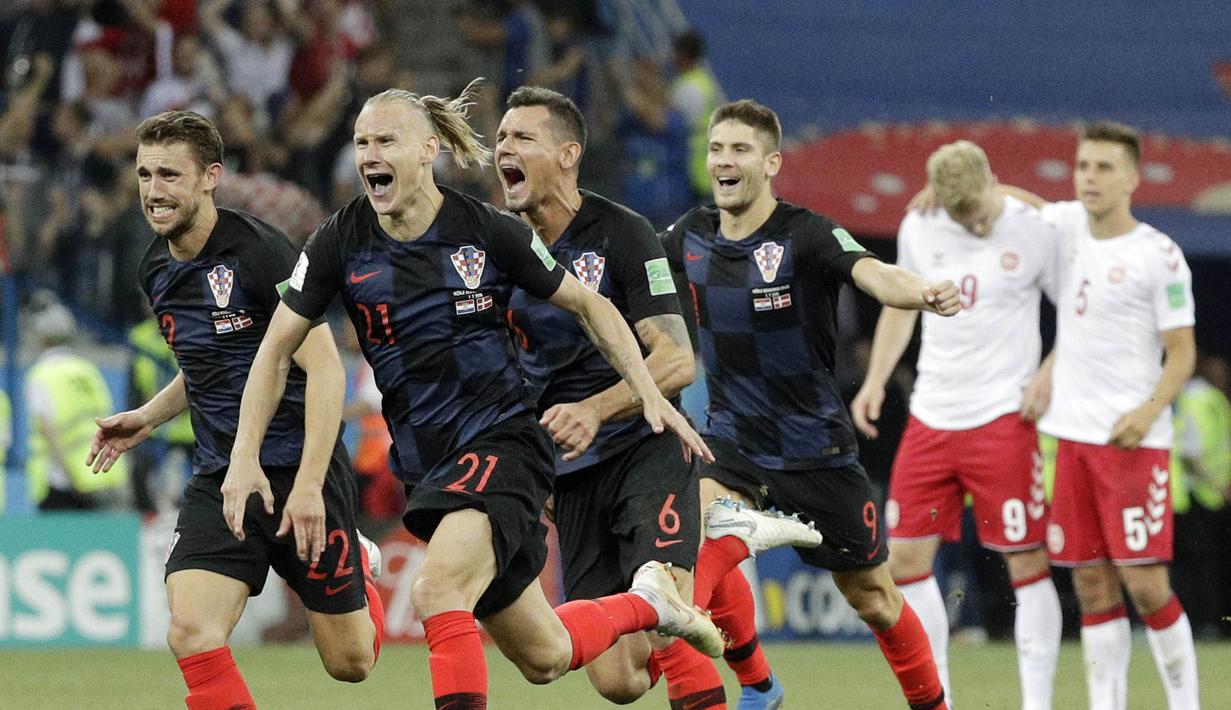 Para pemain Kroasia melakukan selebrasi usai mengalahkan Denmark pada laga 16 besar Piala Dunia di Stadion Nizhny Novgorod, Minggu (1/7/2018). Kroasia menang 3-2 atas Denmark lewat adu penalti. (AP/Gregorio Borgia)