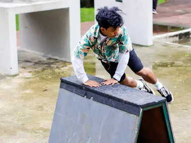 Pegiat olahraga ekstrim parkour asal Indonesia, Ramdani Murtadho saat menunjukkan kebolehannya di Skate Parkour Taman Puring, Jakarta. (Bola.com/Muhammad Aldiansyah)