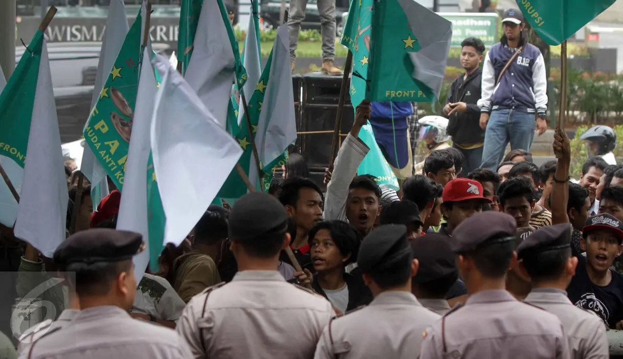 Sejumlah personel kepolisian tampak menjaga aksi unjuk rasa massa dari Front Pemuda Anti Korupsi di depan Gedung KPK, Jakarta, Selasa (7/7/2015). Dalam aksinya mereka menuntut KPK mengusut korupsi yang terjadi di Kota Bekasi. (Liputan6.com/Hel