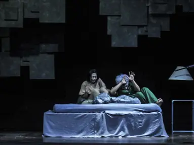 Kelompok Teater Atas melakukan pementasan dengan judul "Kura-kura dan Bekicot" saat Festival Teater Jakarta (FTJ) wilayah Jakarta Selatan di Pusat Pelatihan Seni dan Budaya, Tebet, Selasa (16/11/2021). Kegiatan FTJ tingkat kota tersebut diikuti oleh 9 kelompok teater. (merdeka.com/Iqbal S Nugroho)