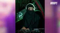 Chika dikenal sebagai musikus yang berhijab dan tak segan tampil bercadar saat tampil.