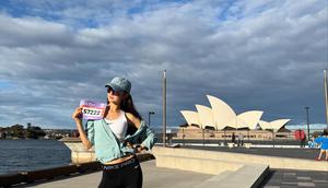 Danielle NewJeans dalam ajang TCS Sydney Marathon 2025. (Foto: Instagram/jinusean3000)