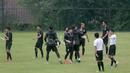 Para pemain Thailand berpelukan usai menjalani latihan tertutup jelang melawan Timnas Indonesia pada Final Piala AFF 2016 leg pertama di lapangan Sekolah Pelita Harapan, Sentul. (Bola.com/Nicklas Hanoatubun)