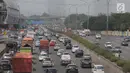 Sejumlah kendaraan terjebak kemacetan di Tol Jagorawi, Jakarta, Sabtu (6/7/2019). Direktur Eksekutif KPPB Ahmad Safruddin menilai pembatasan kendaraan pribadi melintas di ruas-ruas tertentu perlu diintensifkan untuk membantu mengurangi polusi udara. (Liputan6.com/Faizal Fanani)