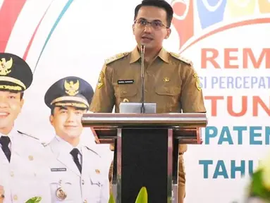 Pemeran sinetron Jin dan Jun ini sekarang memutuskan untuk menjadi politikus. Sahrul Gunawan kerap bagikan momen kegiatannya saat bertemu warga dengan baju dinasnya. (Liputan6.com/IG/@sahrulgunawanofficial)