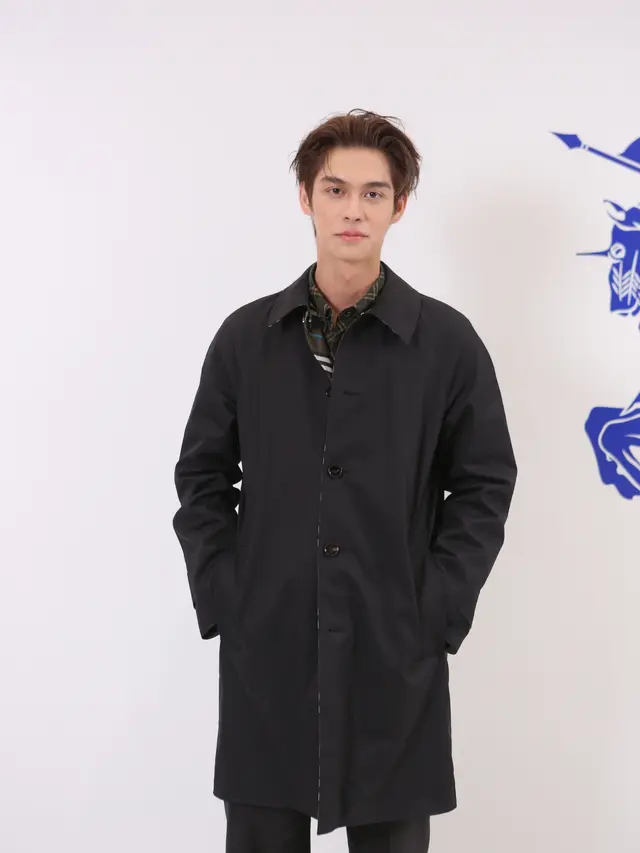 6 Pesona Maskulin Bright Vachirawit dalam Balutan Outerwear Ikonik di Acara Eksklusif Burberry Jakarta