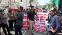 Badan Koordinasi Himpunan Mahasiswa Islam (Badko HMI) Sumut unjuk rasa di depan Kantor Gubernur Sumut, Jalan Pangeran Diponegoro, Kota Medan, Kamis (30/3/2023)