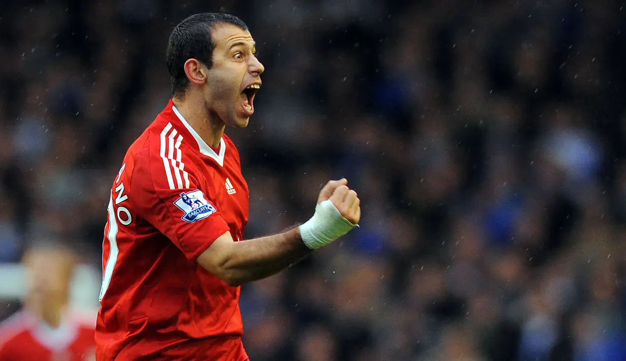 Selebrasi gelandang Liverpool, Javier Mascherano setelah menjebol gawang Everton pada laga Liga Inggris 2009/2010 di Goodison Park, Liverpool (29/11/2009). Javier Mascherano yang pensiun pada November 2020 bersama Estudiantes tercatat hanya 2,5 musim membela Liverpool. Sempat berstatus pinjaman dari West Ham selama setengah musim pada 2006/2007, ia lantas dipermanenkan The Reds pada 2008/2009. Ia total tampil dalam 139 laga di semua ajang dengan torehan 2 gol dan 7 assist. (AFP/Andrew Yates)