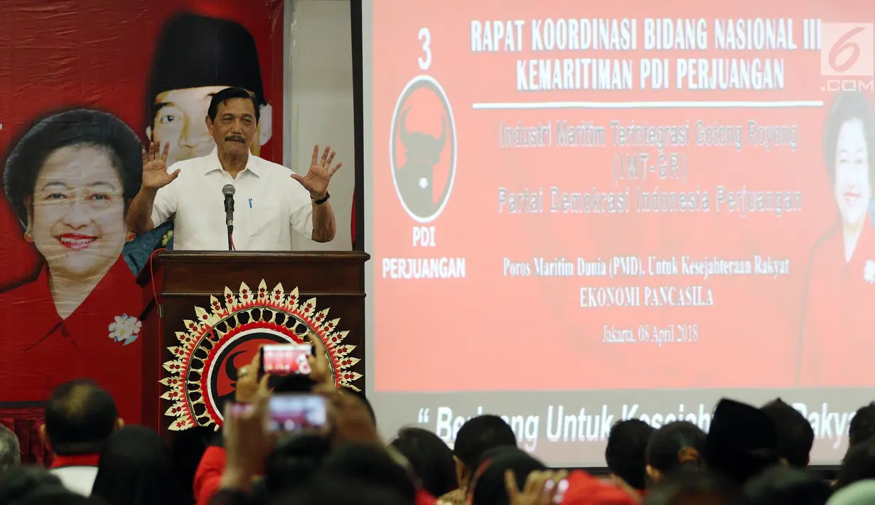 Menko Kemaritiman ‎Luhut Binsar Pandjaitan memberi pemaparan dalam Rakorbidnas III Kemaritiman PDIP, Jakarta, Minggu (8/4). Rakorbidnas III PDIP awalnya akan dibuka langsung oleh Megawati Soekarnoputri, namun tidak hadir. (Liputan6.com/Johan Tallo)