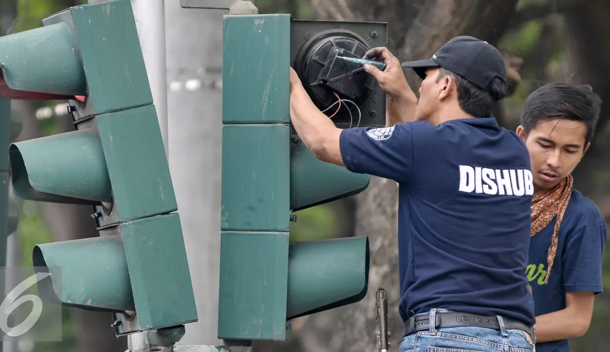 Lampu trafic light yang rusak dan mati diganti dengan lampu yang baru, Jakarta, Selasa (19/7). Untuk mencegah kemacetan akibat trafic light, Dishub ganti lampu lalin yang bermasalah. (Liputan6.com/Yoppy Renato)