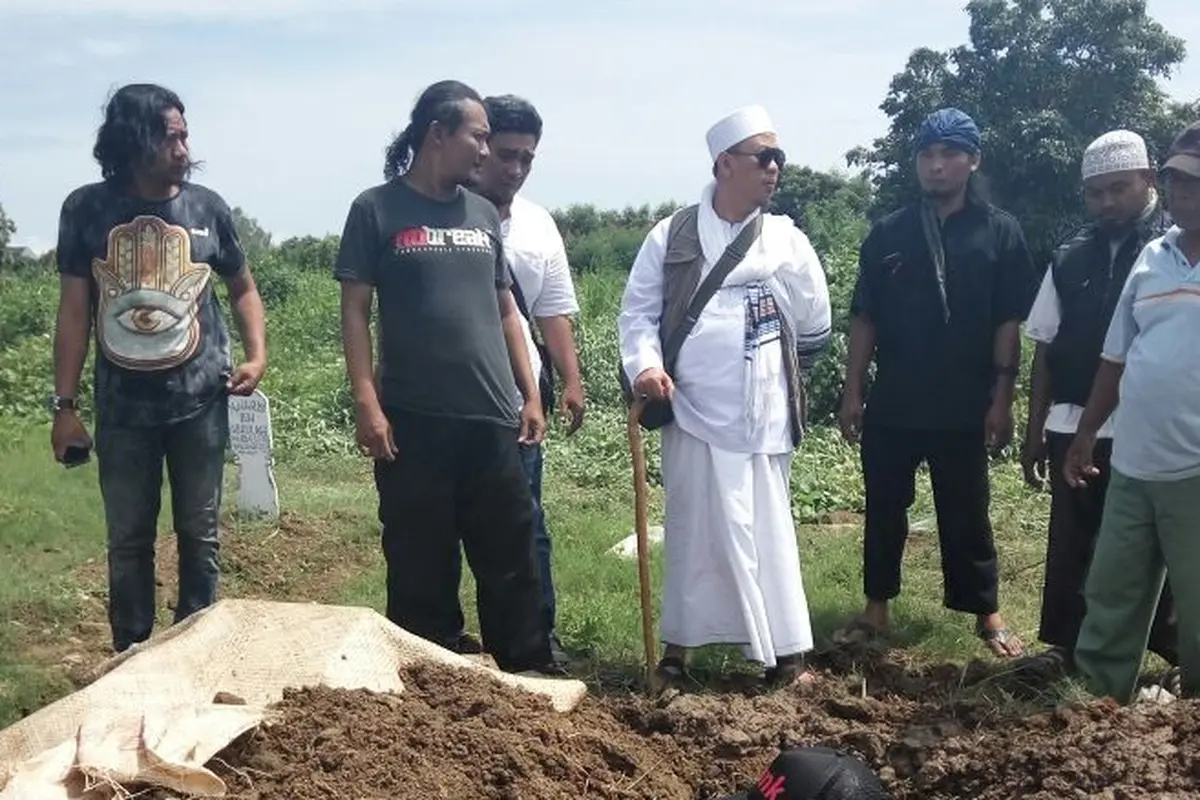 [Bintang] Pemakaman istri Opick