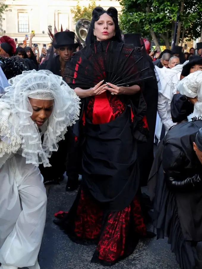 Bak Funeral Parade Penuh Drama, Lady Gaga Tutup Era Mayhem dengan Gaun Arsip Givenchy yang Kontroversial
