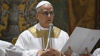 Paus Leo XIV&nbsp;memimpin misa pada&nbsp;Jumat (9/5/2025), bersama Dewan Kardinal di dalam Kapel Sistina di Vatikan sehari setelah terpilih sebagai Paus ke-267 Gereja Katolik Roma. (Dok. Vatican Media via AP)