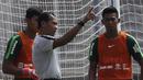 Pelatih kiper Timnas Indonesia U-22, Hendro Kartiko, memberikan instruksi saat latihan di Lapangan ABC Senayan, Jakarta, Selasa (8/1). Latihan ini merupakan persiapan jelang Piala AFF U-22. (Bola.com/Vitalis Yogi Trisna)