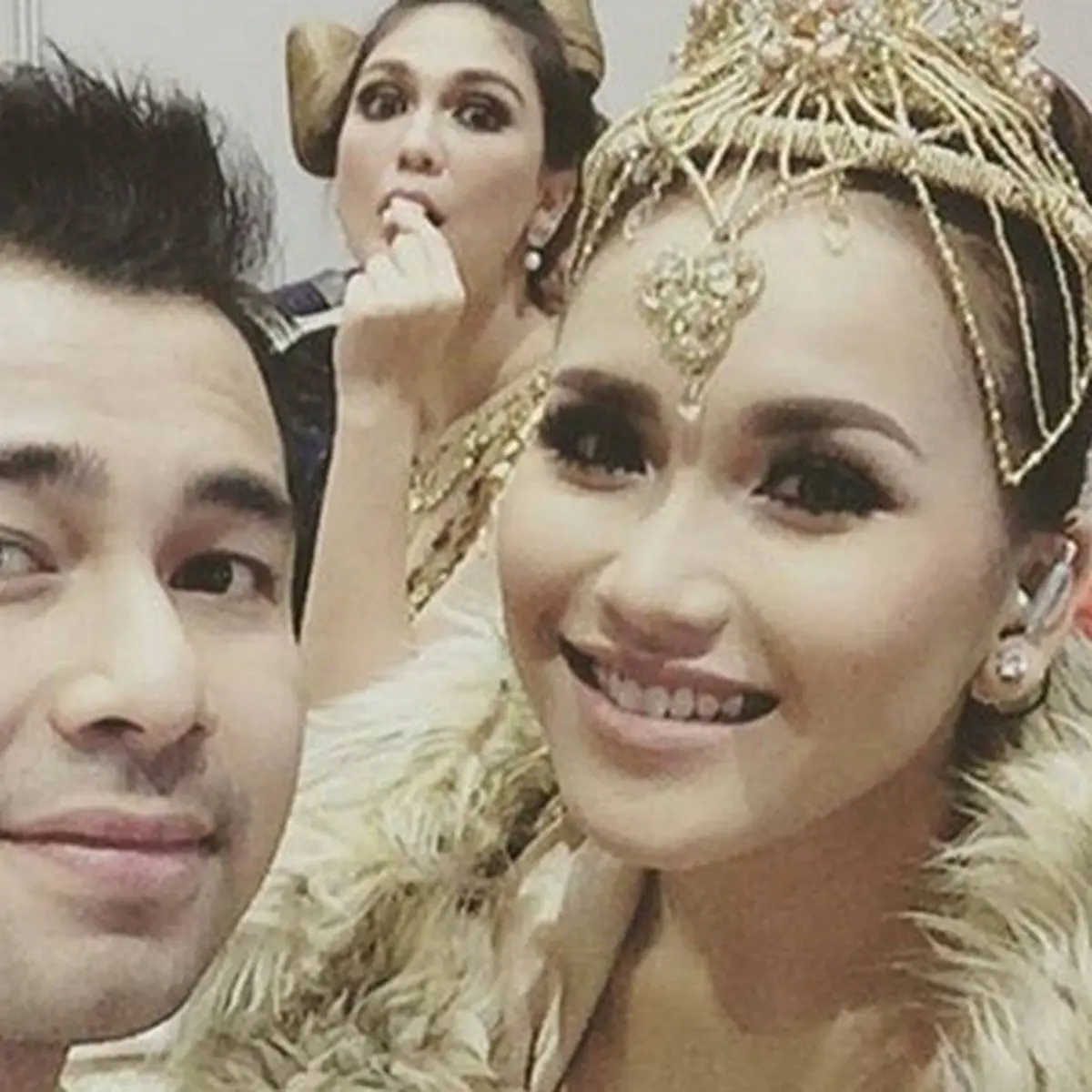Pakaian Serasi Ayu Ting Ting dan Raffi Ahmad Bikin Netizen Panas - ShowBiz  Liputan6.com