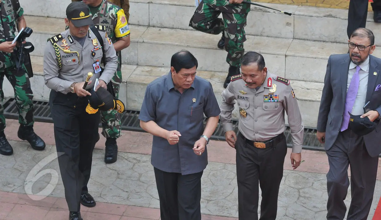 Menkopolhukam Tedjo Edhy Purdijatno (kedua kiri) berbincang dengan Kapolri Jenderal Pol Badrodin Haiti (kedua kanan) saat Latihan Penanggulangan Anti Teror (Latgultor) di Lapangan Banteng, Jakarta, Selasa (9/6/2015). (Liputan6.com/Herman Zakharia)