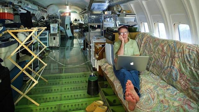 Anti Mainstream, Kakek Ini Ubah Pesawat Menjadi Rumah Layak Huni