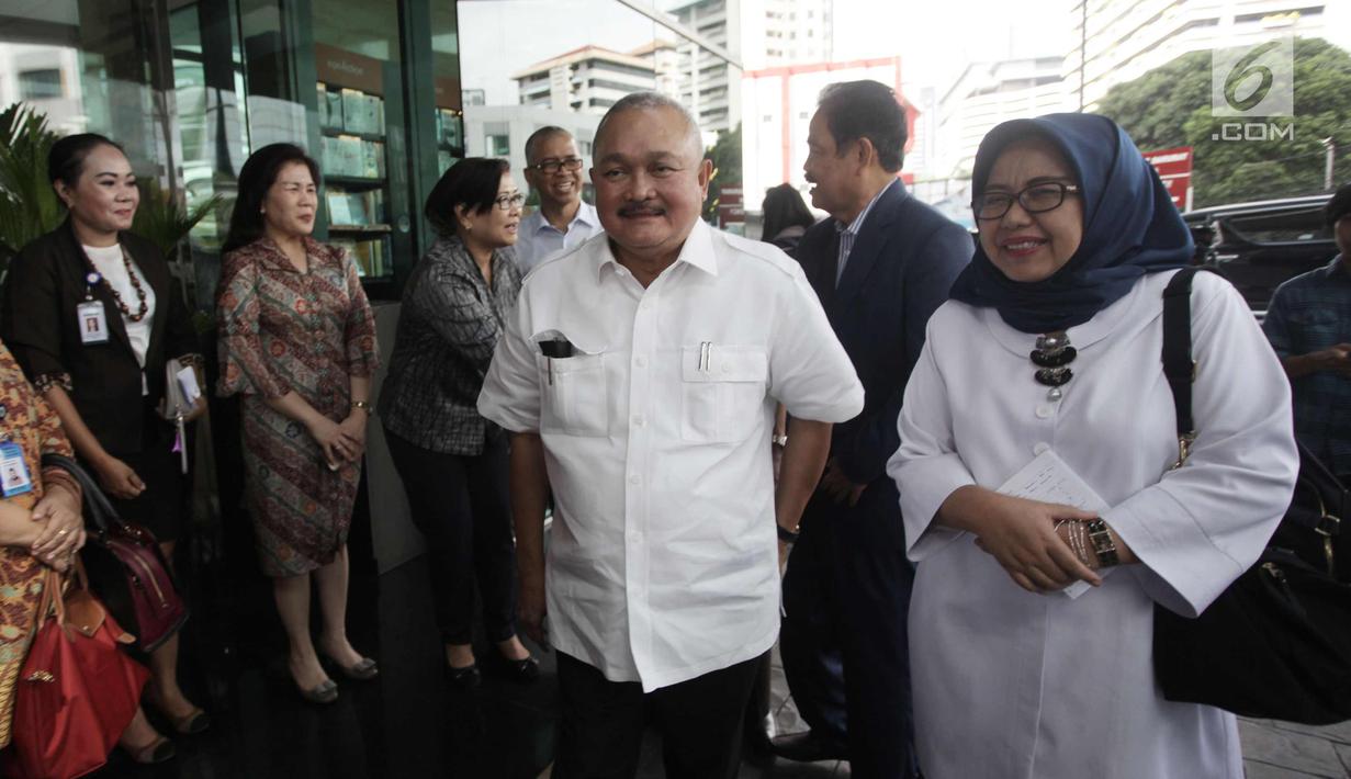 Gubernur Sumsel, Alex Noerdin tiba untuk menjenguk korban ambruknya balkon BEI di RS Siloam, Jakarta, Selasa (16/1). Puluhan pengunjung yang merupakan mahasiswa Universitas Bina Darma menjadi korban peristiwa tersebut. (Liputan6.com/Arya Manggala)