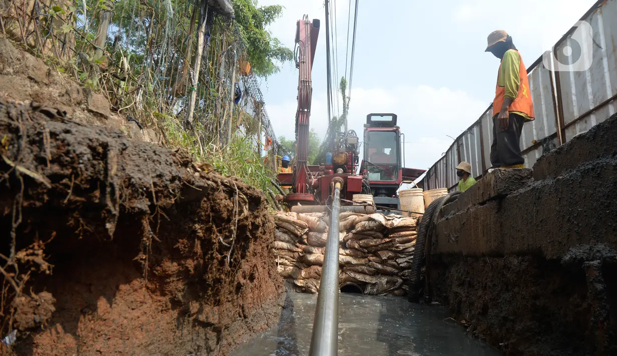 Alat berat mengeruk galian pipa instalasi proyek Sistem Penyediaan Air Minum (SPAM) di kota Tangerang Selatan, Banten, Rabu (22/07/2020). Proyek penyediaan air bersih yang memiliki kapasitas memproduksi 200 liter air per detik ini diperkirakan akan beroperasi pada 2021. (merdeka.com/Dwi Narwoko)