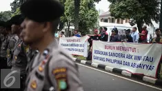 Para pengunjuk rasa membentangkan spanduk dijalan saat melakukan orasi di depan Kedutaan Besar Filipina, Jakarta, Kamis (14/7). Dalam aksinya mereka menuntut agar ABK WNI yang disandera di Filipina dibebaskan. (Liputan6.com/Faizal Fanani)