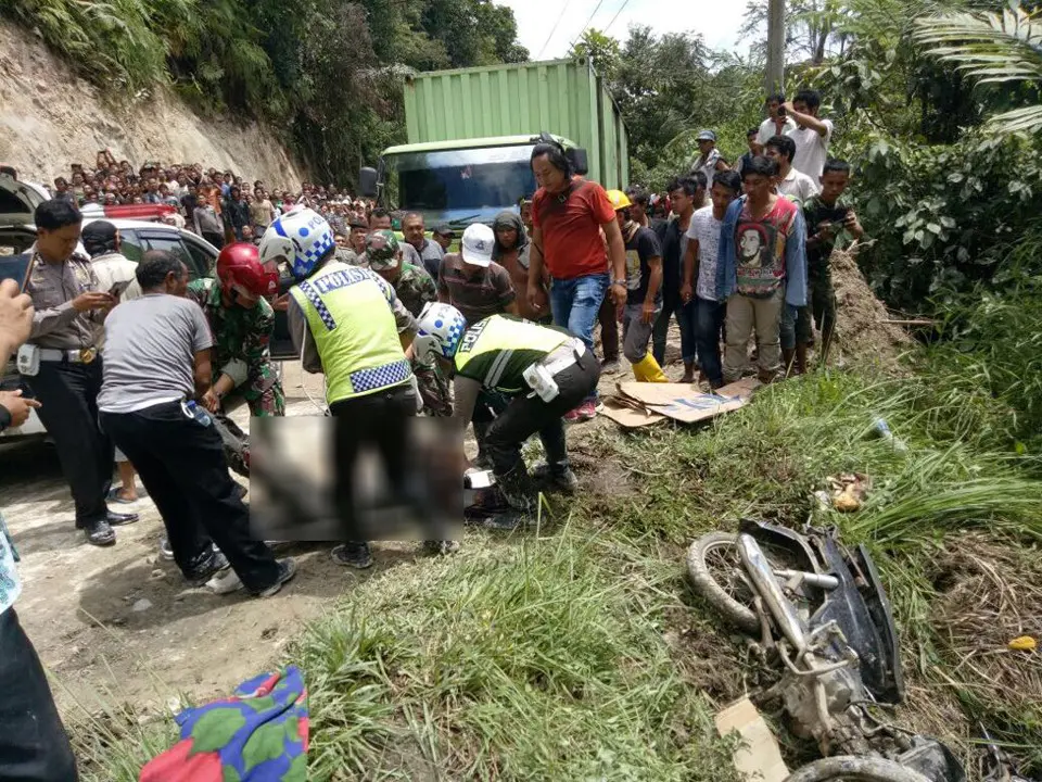 Seorang personel Polres Tapanuli Utara, Sumatera Utara, meninggal dunia saat hendak menyelamatkan rombongan jemaah calon haji dari kemacetan di Jalur Lintas Sumatera. (Liputan6.com/Reza Efendi)