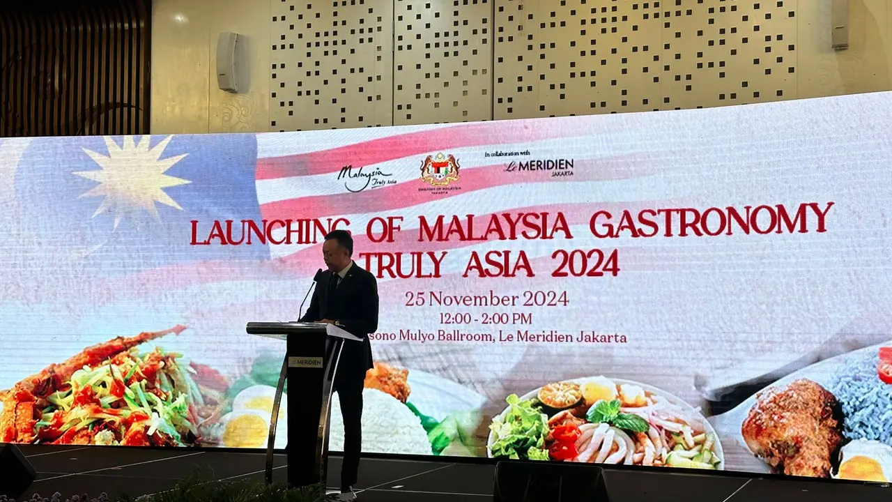 Duta Besar Malaysia untuk Indonesia Syed Mohamad Hasrin Tengku Hussin dalam peluncuran "Malaysia Gastronomy Truly Asia 2024"  yang diselenggarakan di Hotel Le Meridien, Jakarta, Senin (25/11/2024). (Liputan6.com/Benedikta Miranti)