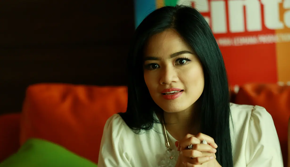 Dilain kesempatan, Titi mengaku penasaran dengan hasil film AADC2. Ia mencoba mengintip saat dubbing dan tanya pada sutradaranya Riri Riza dan produsernya, Mira Lesmana. Film AADC2 akan dirilis di bioskop pada 28 April. (Galih W. Satria/Bintang.com)