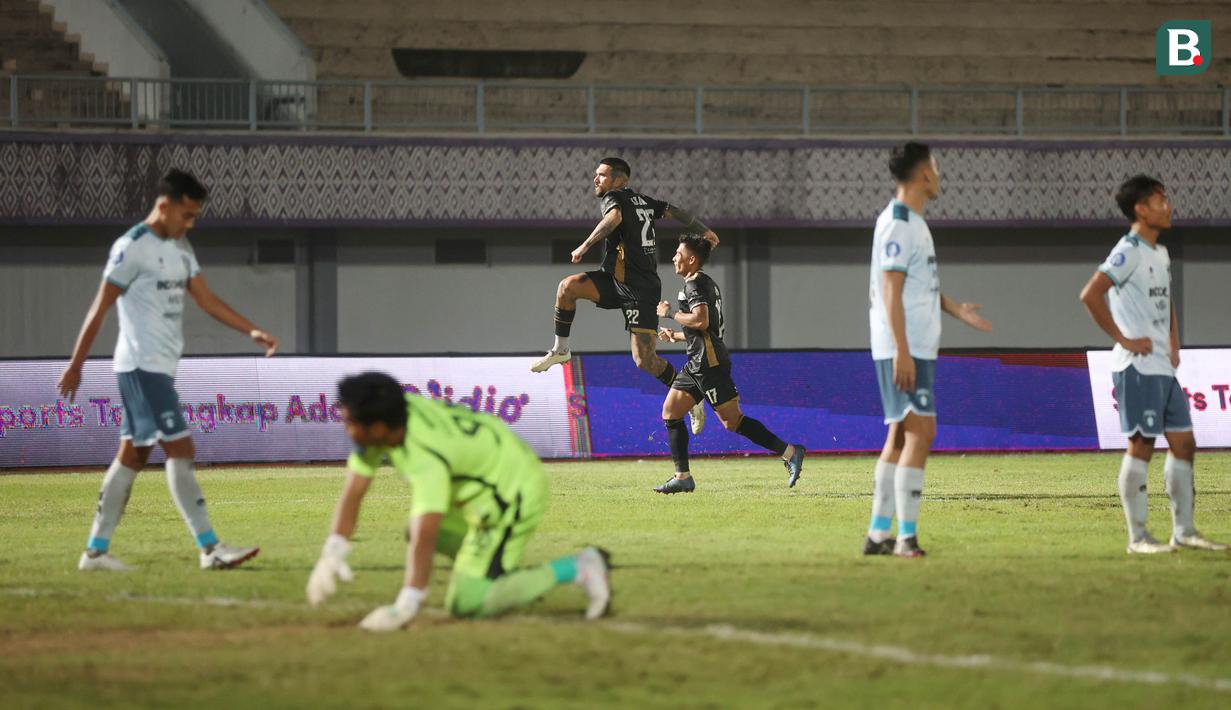 Pemain Dewa United, Dimitrios Kolovos, melakukan selebrasi setelah mencetak gol ke gawang Persita Tangerang pada laga BRI Liga 1 di Stadion Indomilk Arena, Tangerang, Kamis (27/3/2024). (Bola.com/M Iqbal Ichsan)
