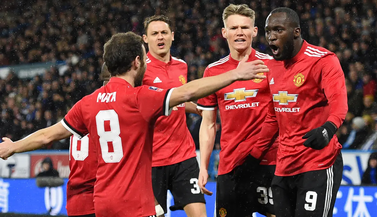 Para pemain Manchester United merayakan gol Romelu Lukaku saat melawan Huddersfield Town pada putaran kelima Piala FA di John Smith stadium, Huddersfield, (17/2/2018). Manchester United menang 2-0. (AFP/Oli Scarff)