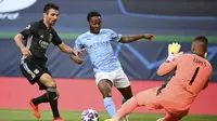 Pemain Manchester City Raheem Sterling (tengah) mencoba menendang bola melewati kiper Lyon Anthony Lopes pada perempat final Liga Champions di Stadion Jose Alvalade, Lisbon, Portugal, Sabtu (15/8/2020). Lyon mengalahkan Manchester City 3-1. (Franck Fife/Pool Photo via AP)