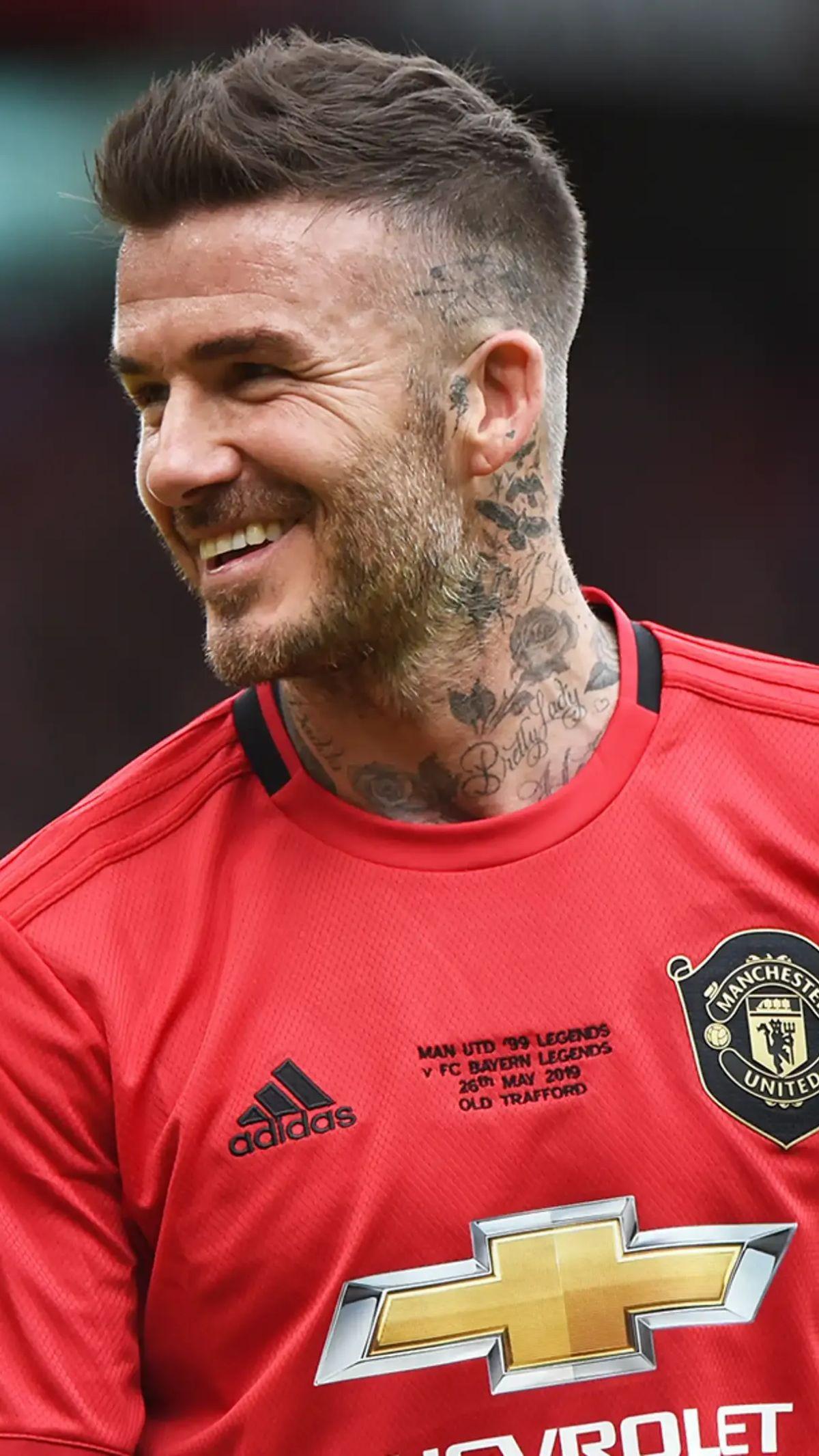 "Beckham" bukan sekadar film dokumenter tentang sepak bola, tapi juga sebuah perjalanan emosional seorang bintang yang hidup di bawah sorotan terang dan gelapnya kehidupan.