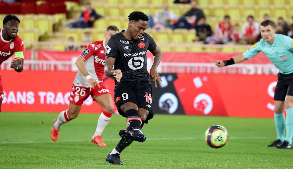Penyerang Lille, Jonathan David masih berumur 21 tahun. Saat melawan Monaco, David mencetak brace bagi klubnya. Namun sayang kemenangan yang didepan mata harus kandas. Sampai saat ini Jonathan David telah 14 kali bermain dengan torehan gol sebanya 10. (AFP/Valery Hache)