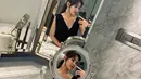 Mirror selfie di kamar mandi, Amanda Manopo soroti leher jenjangnya dengan v-neck dress hitam. Masih dengan rambut hitam berponi yang diikat rapi [@amandamanopo]