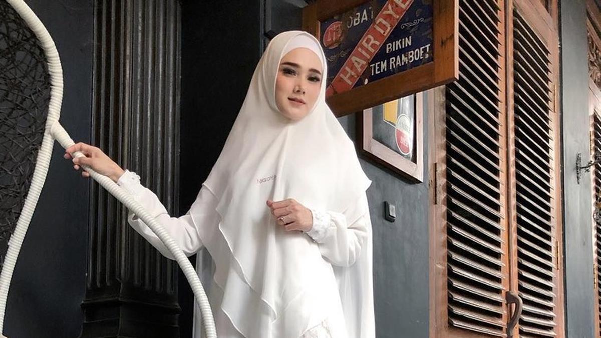 Model Hijab Mulan Jameela yang Cocok untuk Ibu-Ibu Usia 40-an