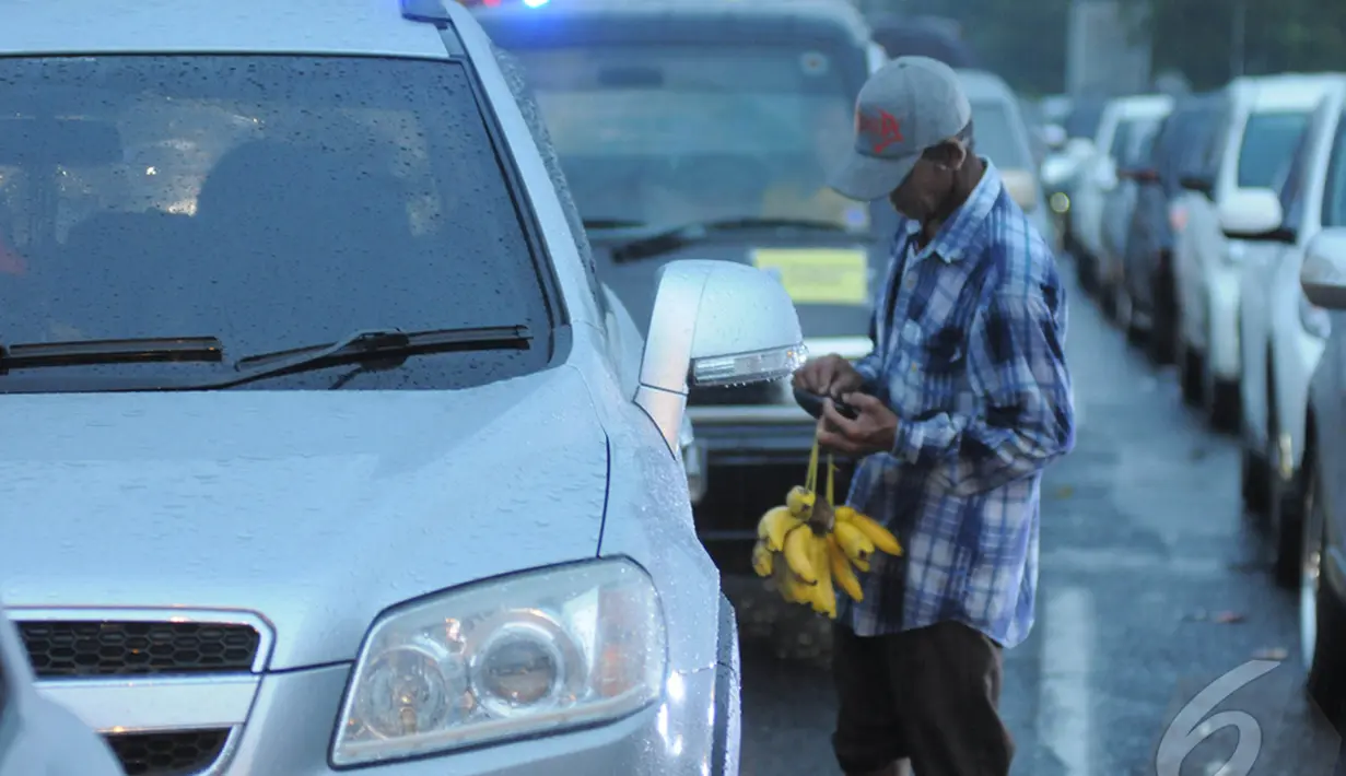Seorang pedagang menjual dagangannya saat kemacetan terjadi di jalur Puncak, Bogor, Jawa Barat, Kamis (25/12/14)  (Liputan6.com/Herman Zakharia)