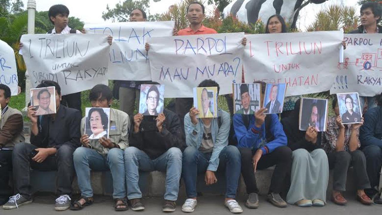 Puluhan Aktivis di Malang Tolak Dana Parpol 1 T