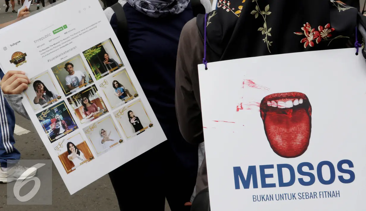 Poster seruan dan himbauan yang ditunjukan Mafindo saat hari bebas kendaraan bermotor di kawasan Thamrin, Jakarta, Minggu (22/1). Aksi tersebut digelar untuk memberikan pemahaman kepada masyarakat agar menyaring informasi. (Liputan6.com/JohanTallo) 