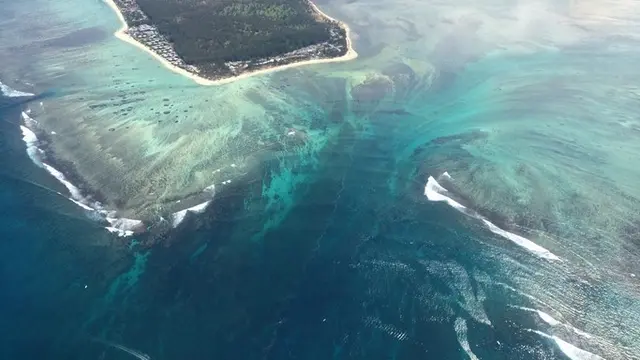 Penampakan Air Terjun Bawah Laut di Pulau Mauritius