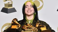 Billie Eilish berpose dengan piala penghargaan Grammy Awards 2020 di Staples Center, Los Angeles, Amerika Serikat, Minggu (26/1/2020). Eilish mencetak sejarah dengan memenangi lima piala Grammy Awards 2020 di usia 18 tahun. (Alberto E. Rodriguez/Getty Images for The Recording Academy/AFP)