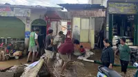 Warga terlihat bergotong royong membersihkan rumah mereka dari banjir Jakarta. (Liputan6.com/ Muhammad Radityo Priyasmoro)
