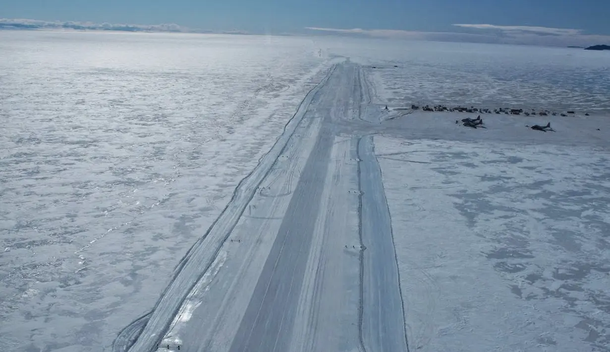 Ice Runway Antartica adalah lapangan terbang di Antartika yang terbuat dari salju dan merupakan lapangan terbang paling berbahaya di dunia. Seperti namanya, tidak ada aspal terlihat melainkan hanya es dan salju yang terbentuk panjang membentang.(Istimewa)