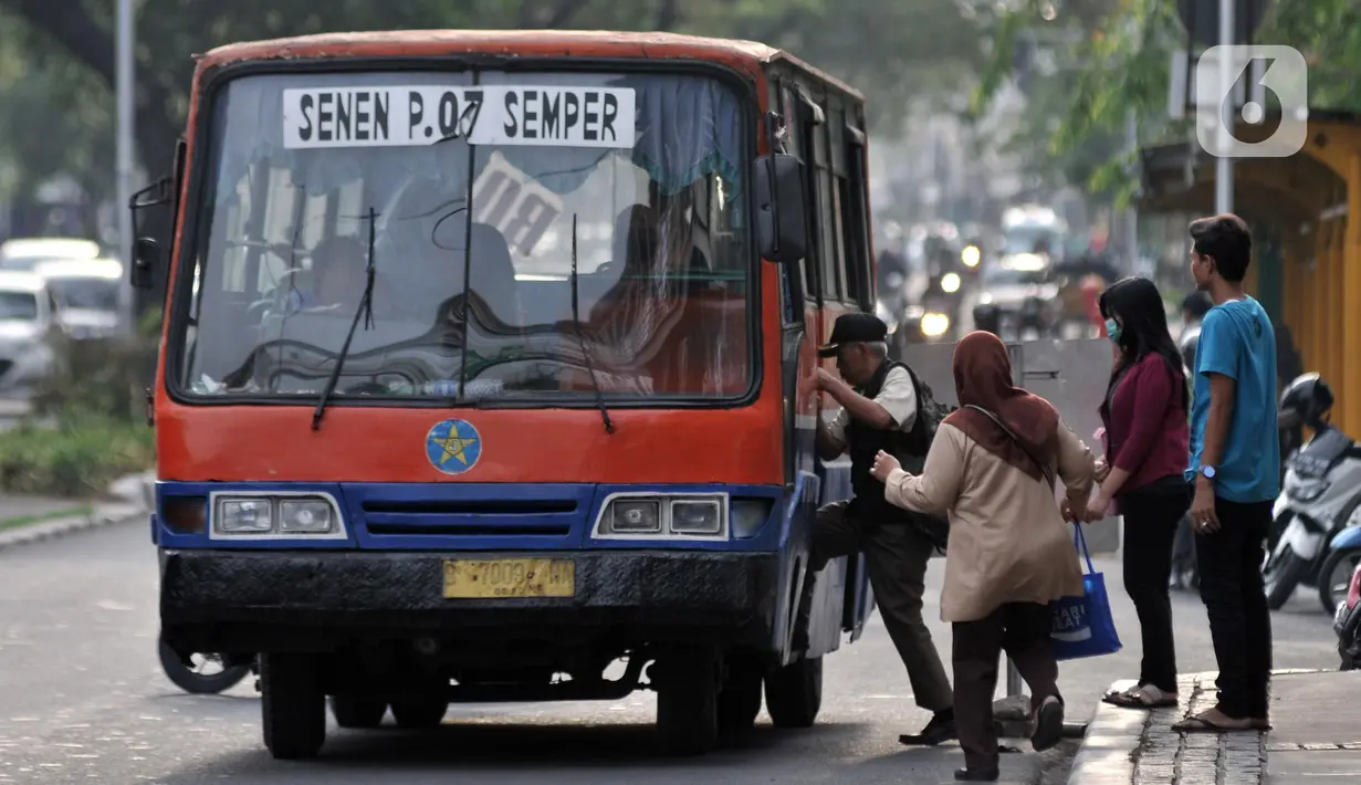 Warga menaiki Metromini 07 jurusan Pasar Senen-Semper di kawasan Cempaka Mas, Jakarta, Rabu (13/11/2019). Bebas pedagang asongan, pengamen, atau karena lelah menunggu armada Metromini yang semakin langka mungkin penyebab warga Ibu Kota beralih meninggalkan Metromini. (merdeka.com/Iqbal Nugroho)