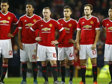 Para pemain Manchester United tampak lesu usai kalah dari Middlesbrough melalui adu penalti pada laga Piala Liga Inggris di Stadion Old Trafford, Inggris, Rabu (28/10/2015). (Reuters/Darren Staples)