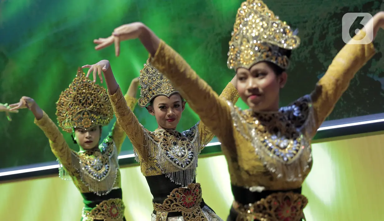 Anak-anak dan remaja tampil dalam drama musikal Bersama Lestarikan Indonesia (Bestari) di Aula Teater Museum Nasional, Jakarta, Sabtu (22/10/2022). Drama musikal Bestari dipersembahkan oleh Belantara Budaya Indonesia sebagai peringatan Hari Sumpah Pemuda. (Liputan6.com/Johan Tallo)