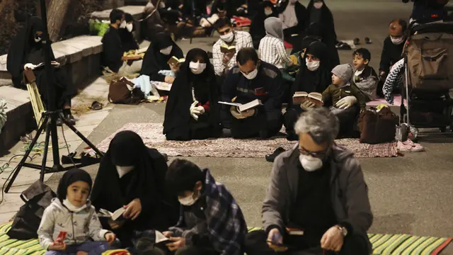 FOTO: Antusiasme Warga Iran Berburu Malam Lailatul Qadar