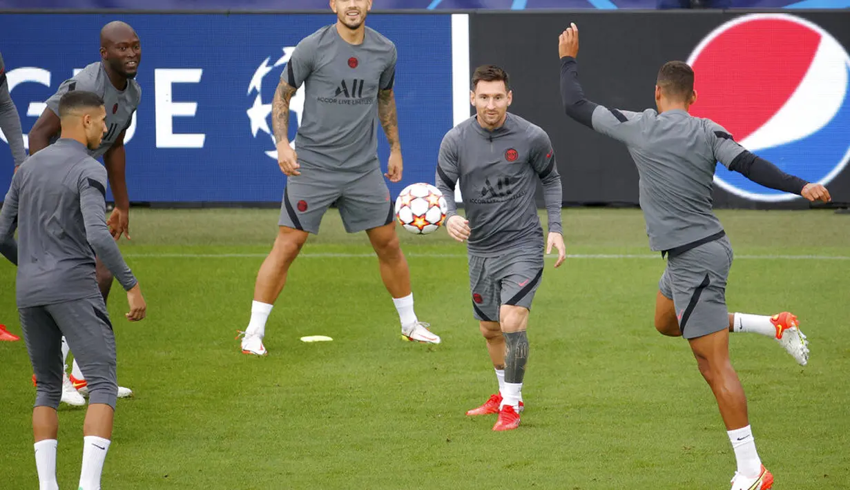 Penyerang PSG, Lionel Messi (tengah kanan) bersama rekan-rekannya selama sesi latihan di Stadion Jan Breydel di Bruges, Belgia, Selasa (14/9/2021). PSG akan melawan Club Brugge pada Grup A Liga Champions di Stadion Jan Breydel. (AP Photo/Olivier Matthys)