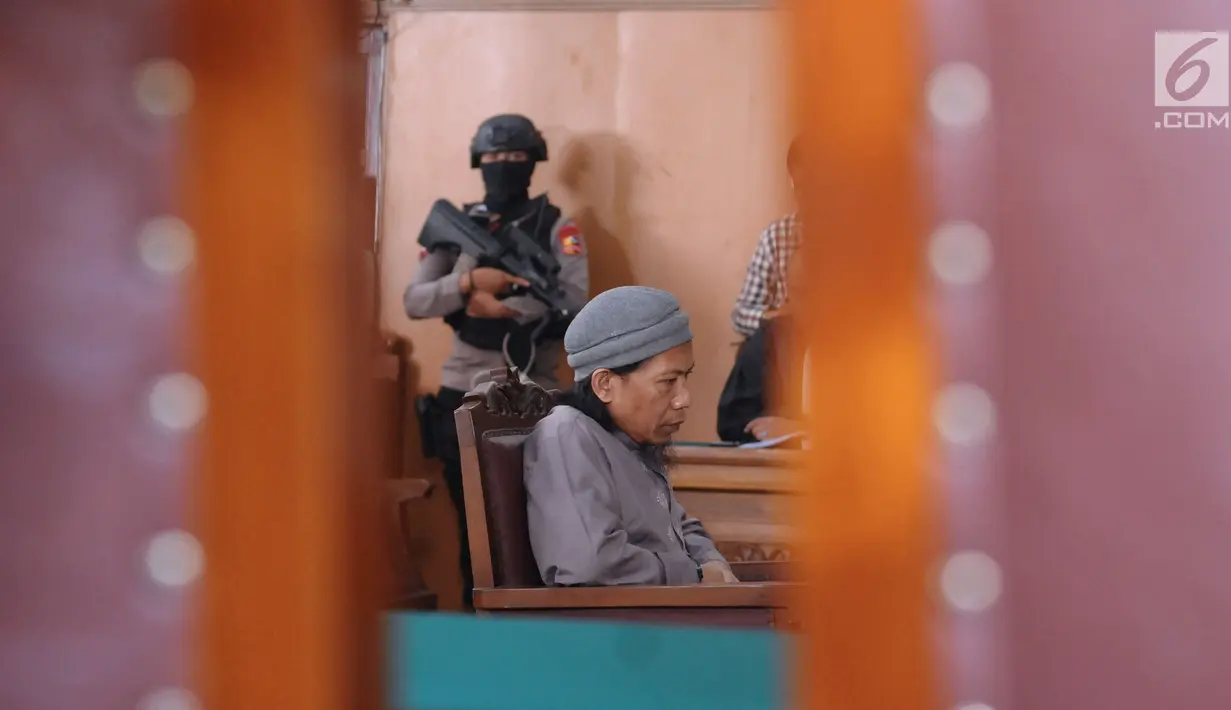 Terdakwa sejumlah kasus tindak pidana terorisme, Aman Abdurrahman saat mengikuti pembacaan tuntutan JPU di PN Jakarta Selatan, Jumat (18/5). Tim jaksa menuntut hukuman mati terhadap Aman Abdurrahman. (Liputan6.com/Helmi Fithriansyah)