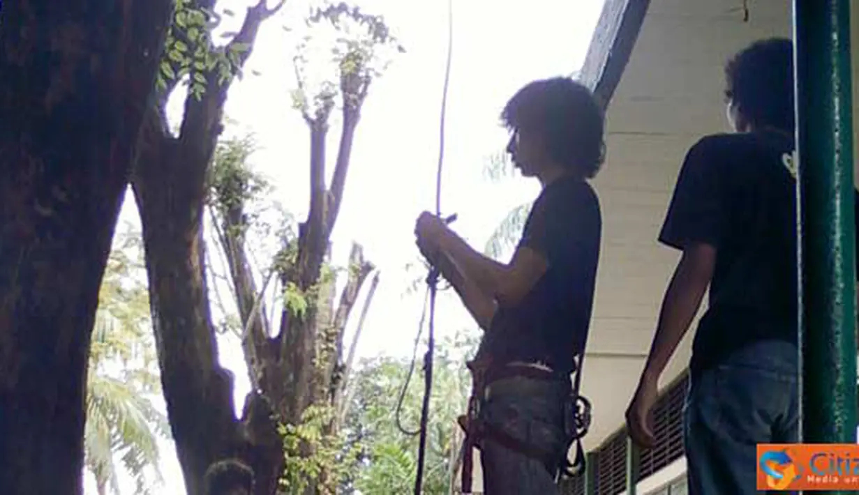 Citizen6, Jakarta: anggota Caterva, Wicaksono Eko bersama temannya sedang mempersiapkan latihan memanjat. (Pengirim: Kelompok 23)